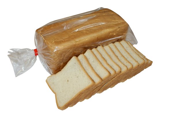 Некоторые виды хлебобулочной продукции продают только в нарезанном виде, например хлеб для тостов На фото – тостовый хлеб, разделенный на ломтики в хлеборезательной машине