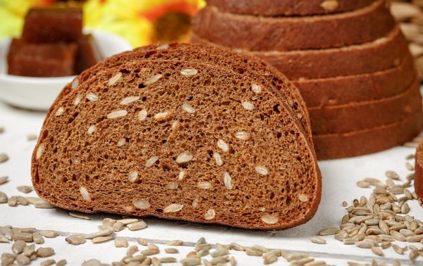 С нарезкой такого хлеба BakeBerry FB-420 тоже легко справляется На фото – хлеб с семенами, нарезанный в полуавтоматической хлеборезательной машине BakeBerry FB-420