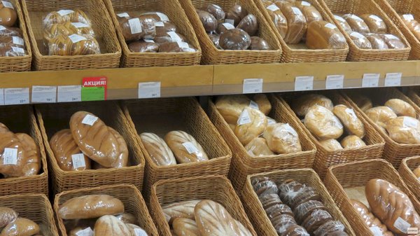 Упакованный хлеб – это удобно и гигиенично На фото – витрина магазина, продающего хлеб в упаковке