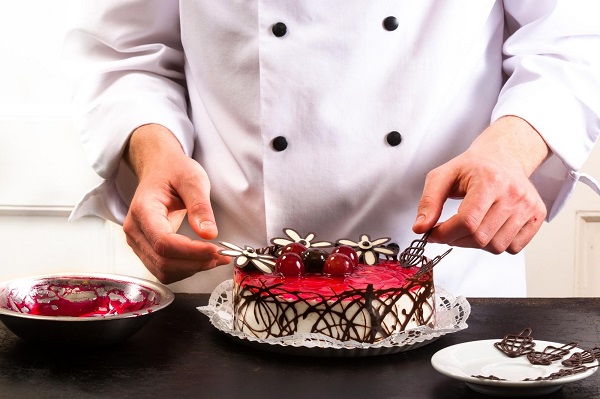 В современном кондитерском деле в первую очередь продается картинка, а вкус – уже потом Кондитер, украшающий торт