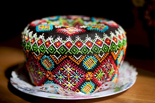 Кулич как будто в вышитой рубашке На фото – кулич с узорами глазури
